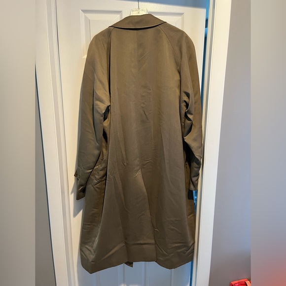 men’s tan Burberry lined trench coat.  Wool lining is removable. Size 46r. - Picture 4 of 16